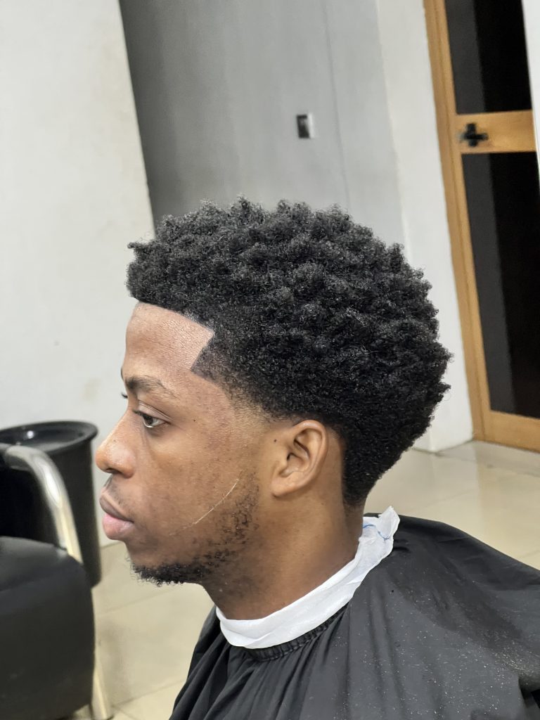 démêler les cheveux afro