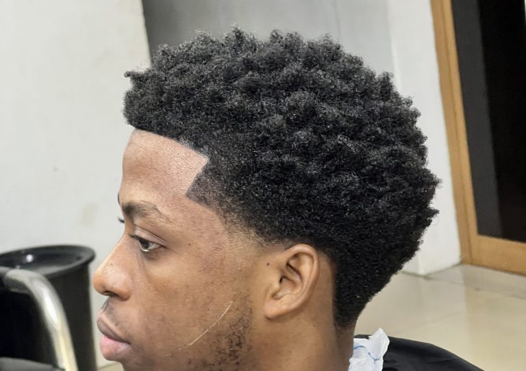 démêler les cheveux afro