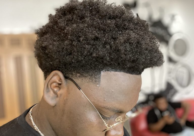 jeune au salon pour faire pousser cheveux afro