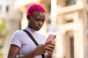 Jeune fille avec cheveux coloré en rose