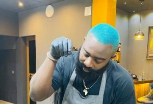 coiffeur à Lomé avec cheveux coloré en bleue